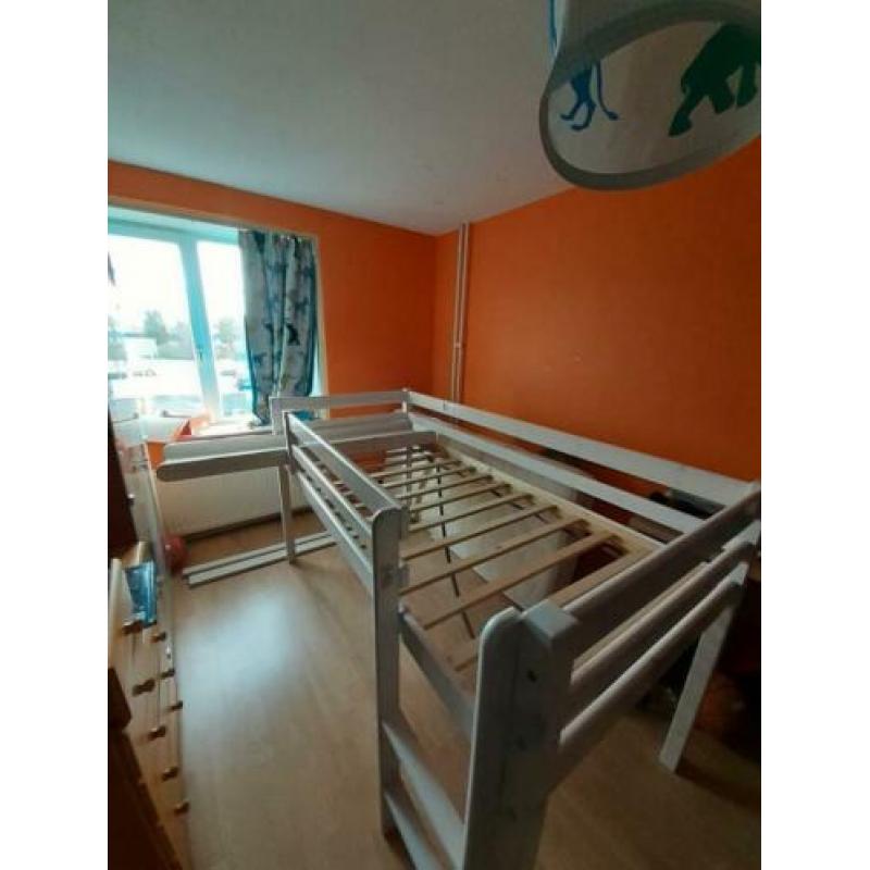 half hoogslaper met een glijbaantje erbij.