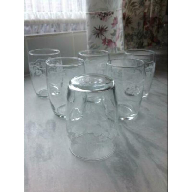 Zes nieuwe kleine wijnglaasjes