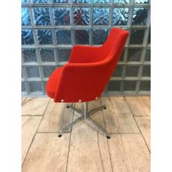 Design vergaderstoel, draaibaar, rode stof met chrome poten