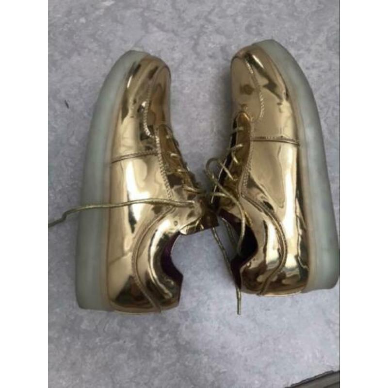 Irregular Choice gouden sneakers met licht maat 40