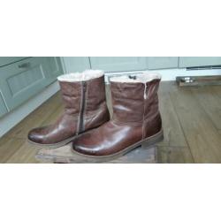 Hush puppies 39