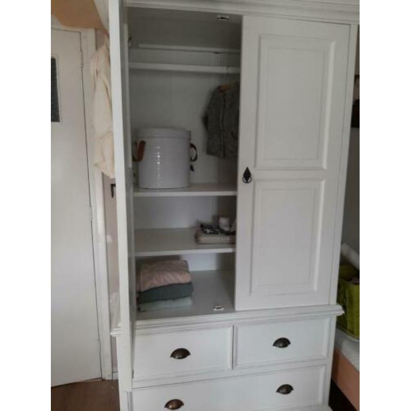 Kledingkast babykamer