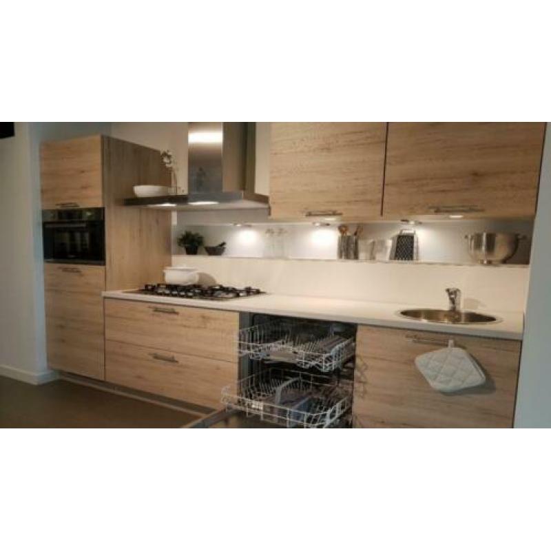 DH014 Duitse Nobilia hoekkeuken. Showroommodel.