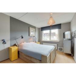 Gratis 30m2 lichtbruine laminaatvloer + ondervloer + plinten