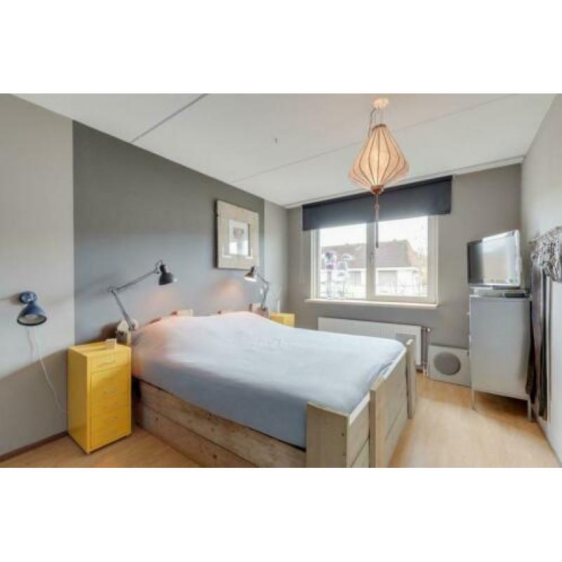 Gratis 30m2 lichtbruine laminaatvloer + ondervloer + plinten