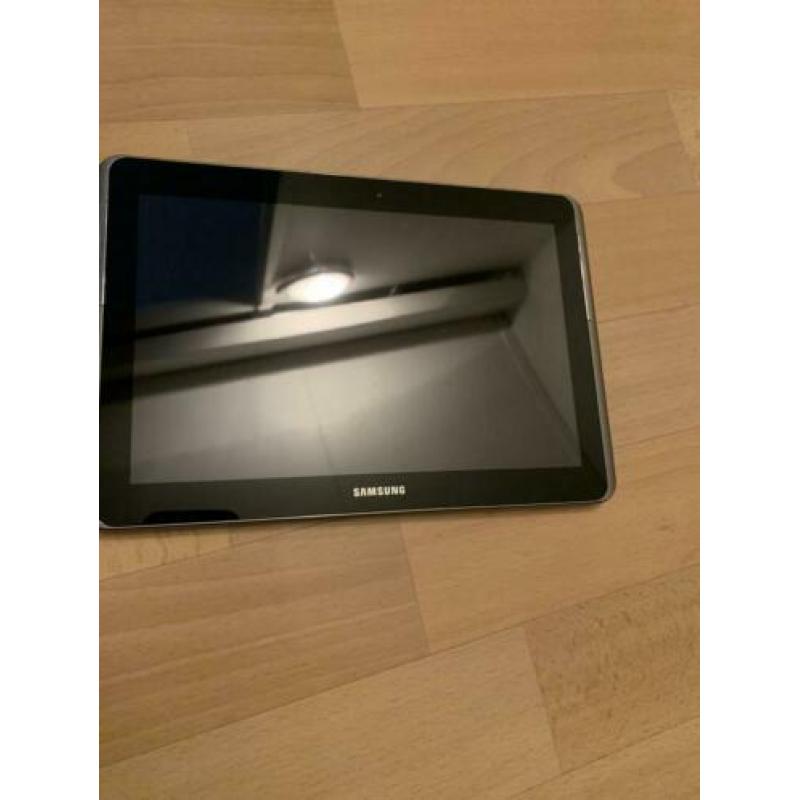 5x samsung en 1x apple tablet