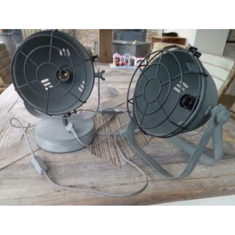 2 industriele tafel lampen , beton grijs