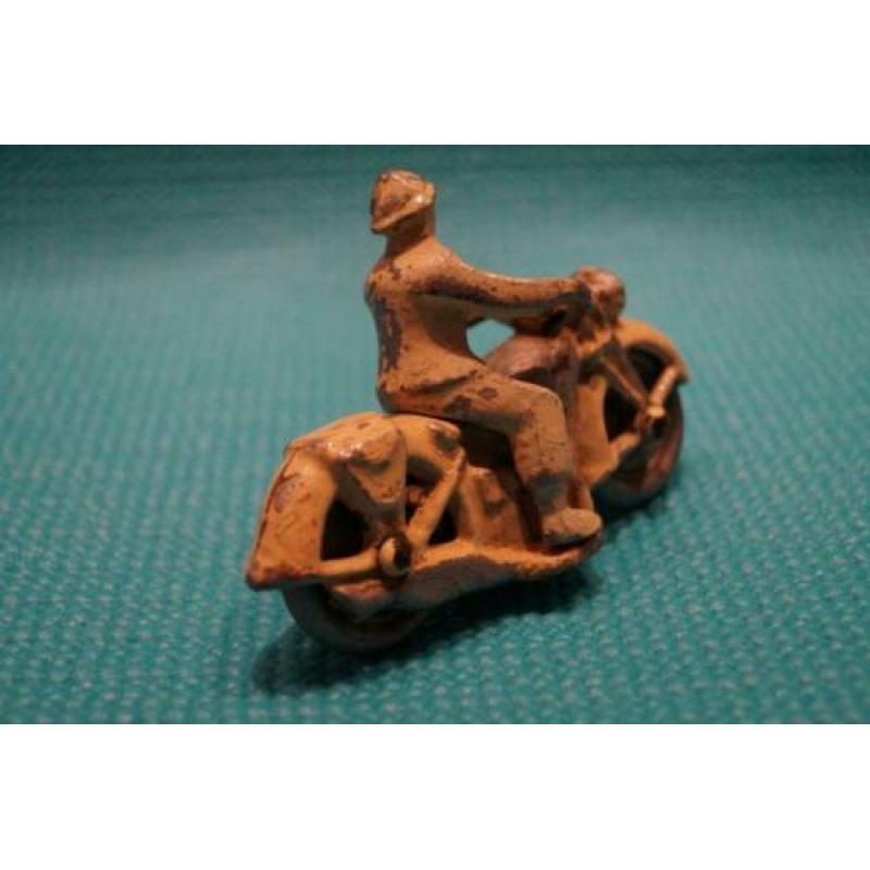 Antiek motor met rijder. ca 1950