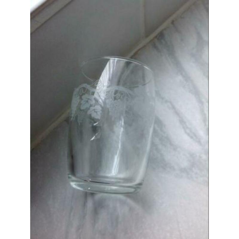 Zes nieuwe kleine wijnglaasjes