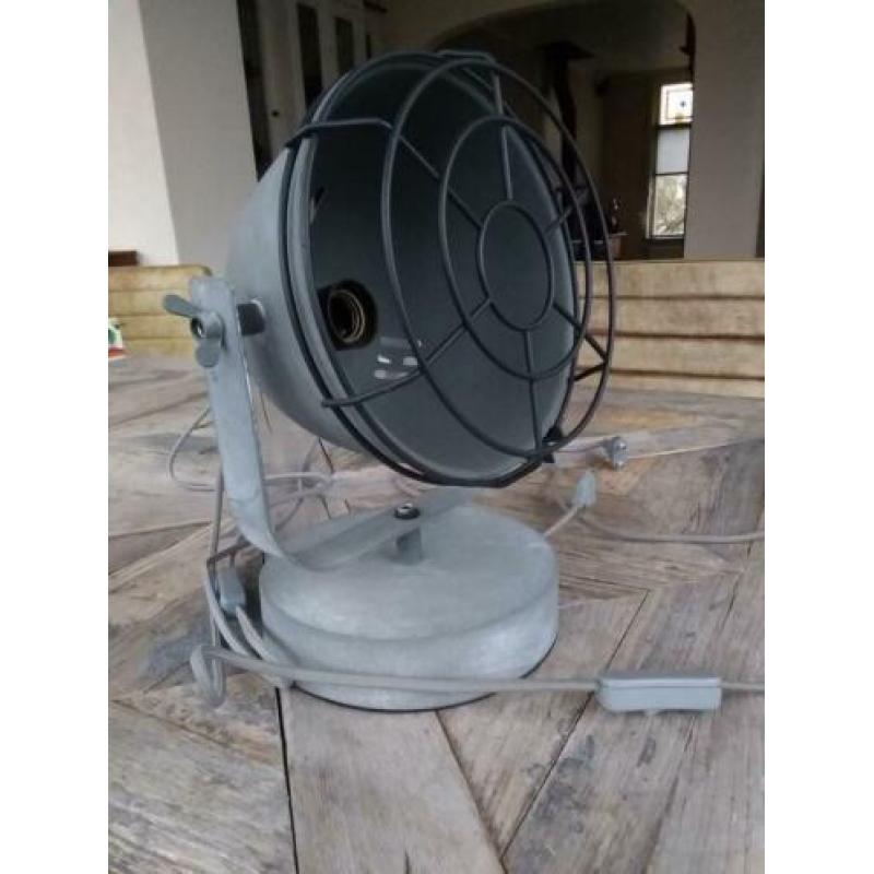 2 industriele tafel lampen , beton grijs
