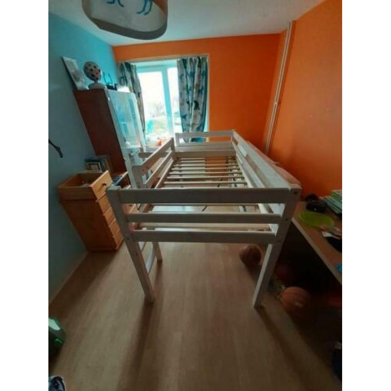 half hoogslaper met een glijbaantje erbij.