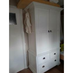 Kledingkast babykamer