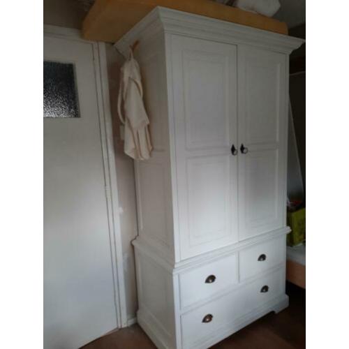 Kledingkast babykamer