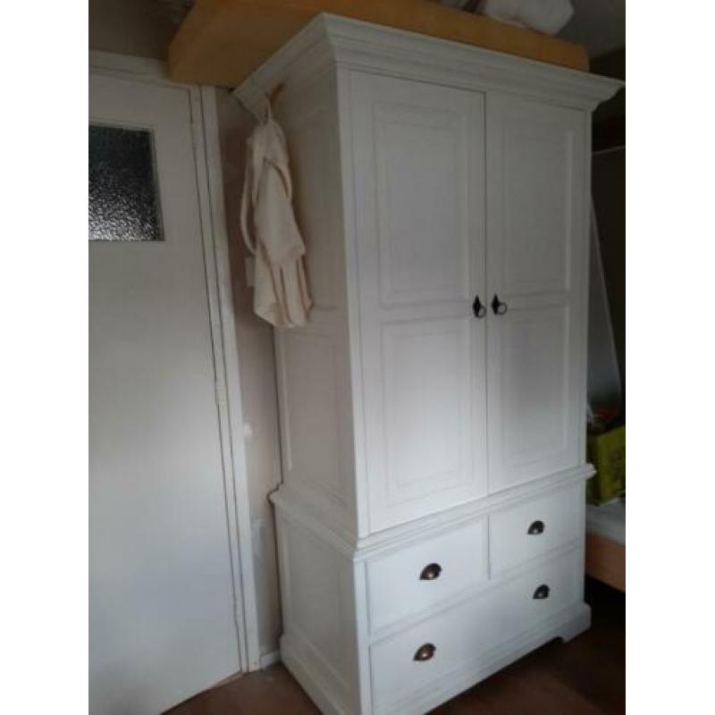 Kledingkast babykamer
