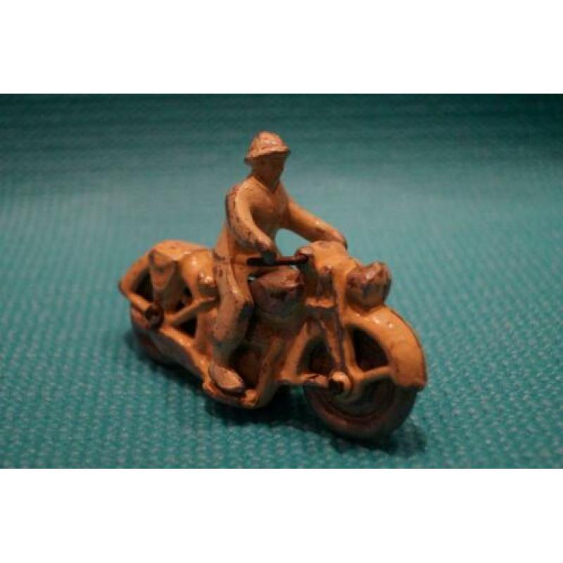 Antiek motor met rijder. ca 1950