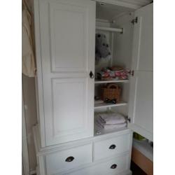 Kledingkast babykamer