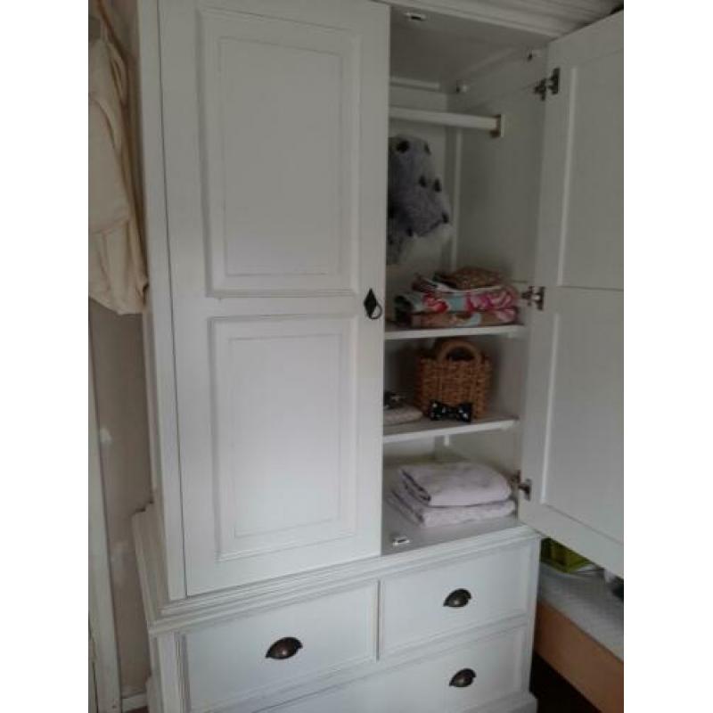 Kledingkast babykamer