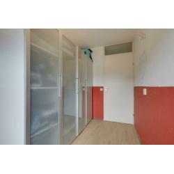 Gratis 30m2 lichtbruine laminaatvloer + ondervloer + plinten