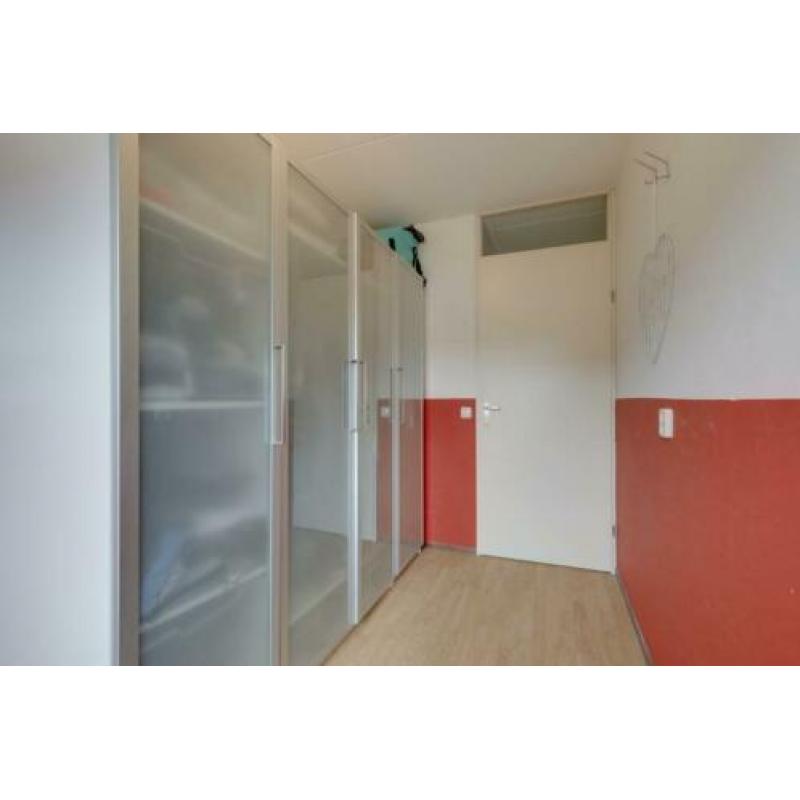 Gratis 30m2 lichtbruine laminaatvloer + ondervloer + plinten