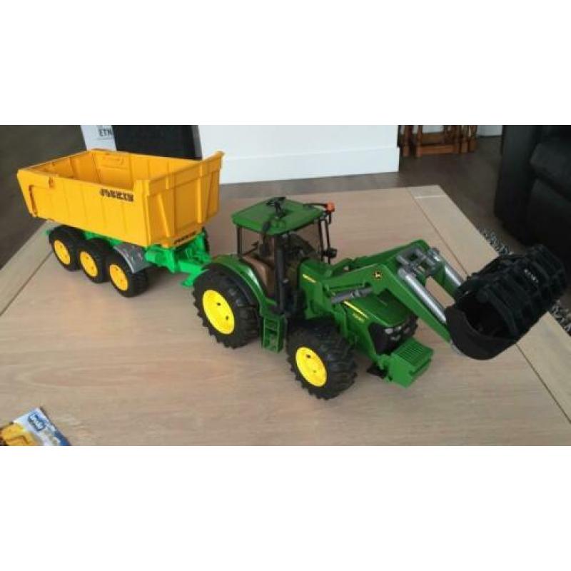 Bruder tractor John Deere 7930 met Joskin kipper izgst