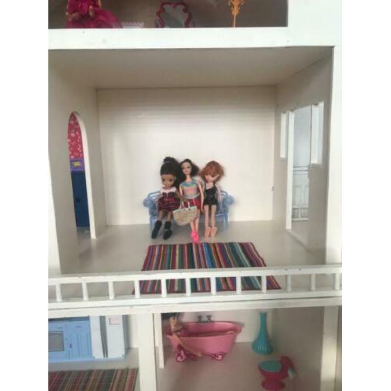 Mooie barbiehuis met meubeltjes!!!