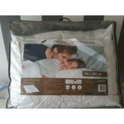 Nieuw dekbed 140x200 dons/veren.