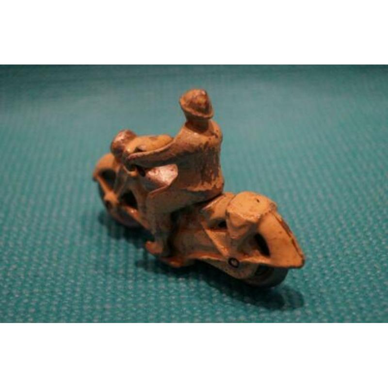Antiek motor met rijder. ca 1950