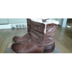 Hush puppies 39