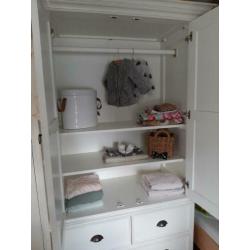 Kledingkast babykamer