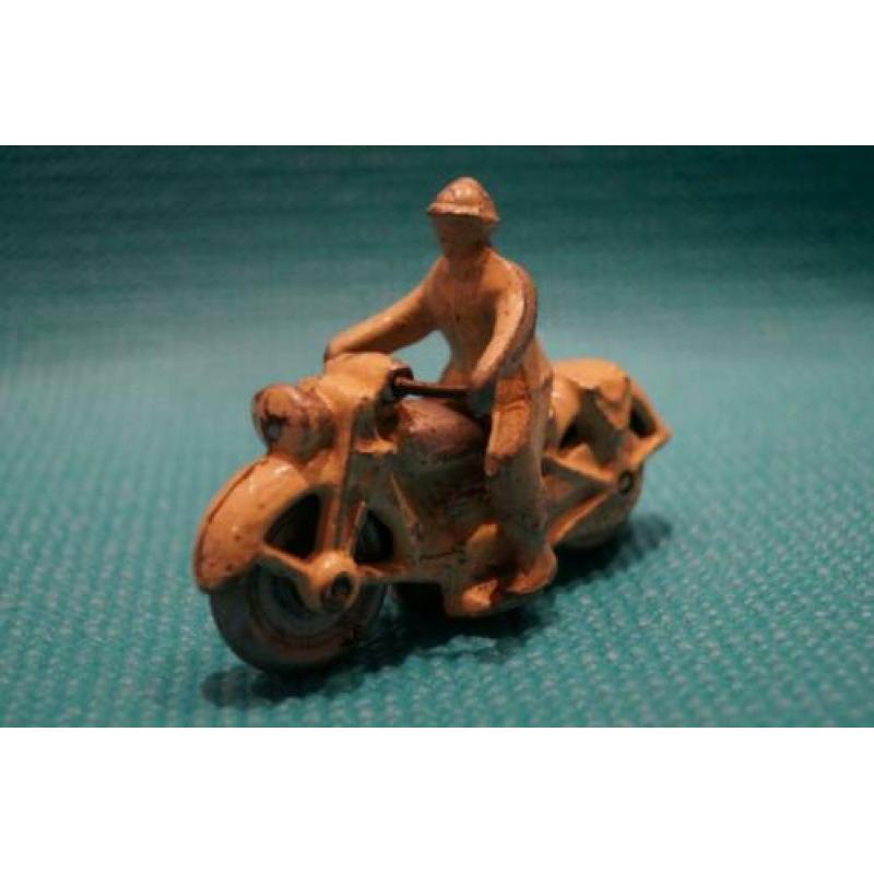 Antiek motor met rijder. ca 1950
