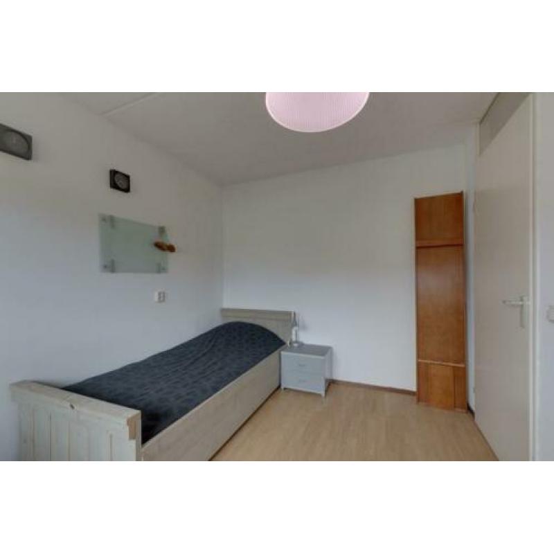 Gratis 30m2 lichtbruine laminaatvloer + ondervloer + plinten