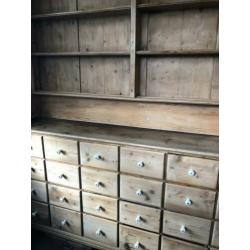 Antiek grenen bordenkast