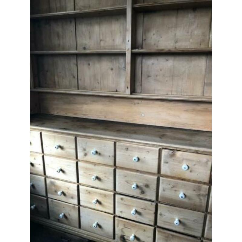 Antiek grenen bordenkast