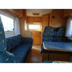 Lekker compacte doch ruime Adria 580 DX alkoof camper