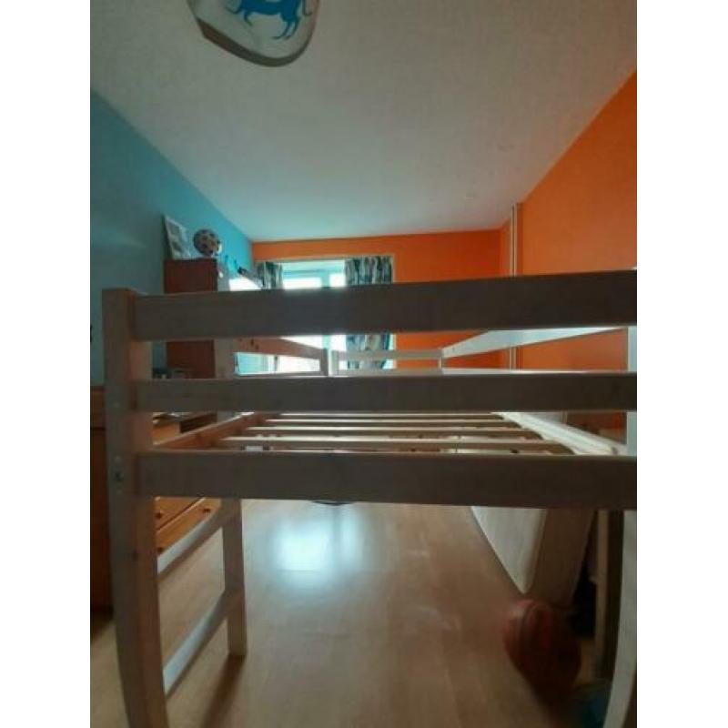 half hoogslaper met een glijbaantje erbij.