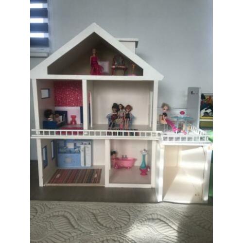 Mooie barbiehuis met meubeltjes!!!