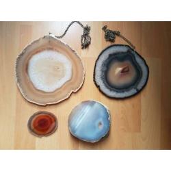 4 mooie doorsneden van mineralen, 2 met hangers