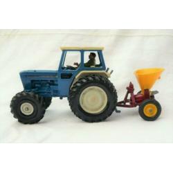 Britains GB Ford 6600 traktor met strooi aanhangertje 1/32.