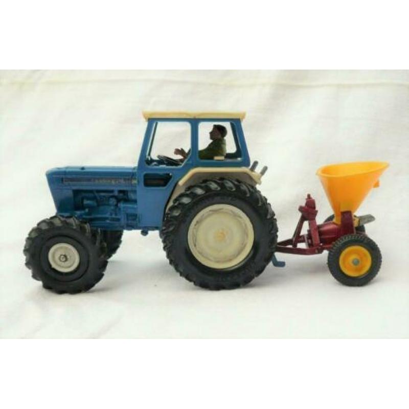Britains GB Ford 6600 traktor met strooi aanhangertje 1/32.