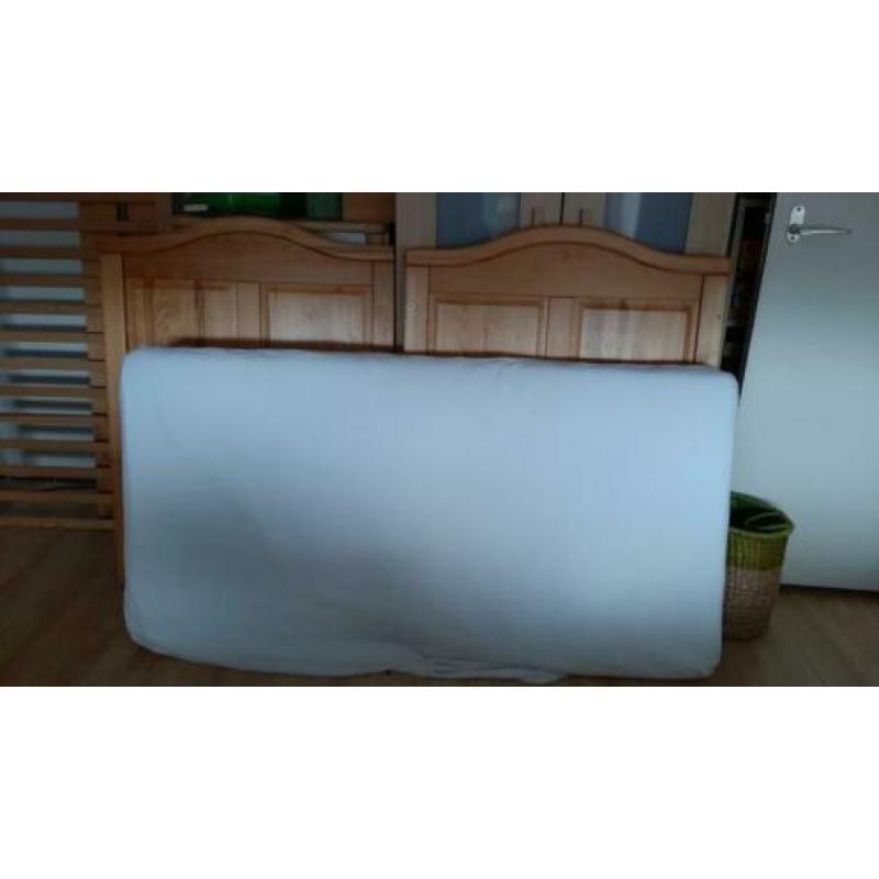 Kinderbedje. Afm 120x70 cm.
