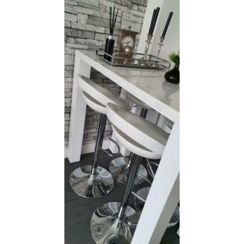 Hoogglans witte bartafel met 4 barkrukken.