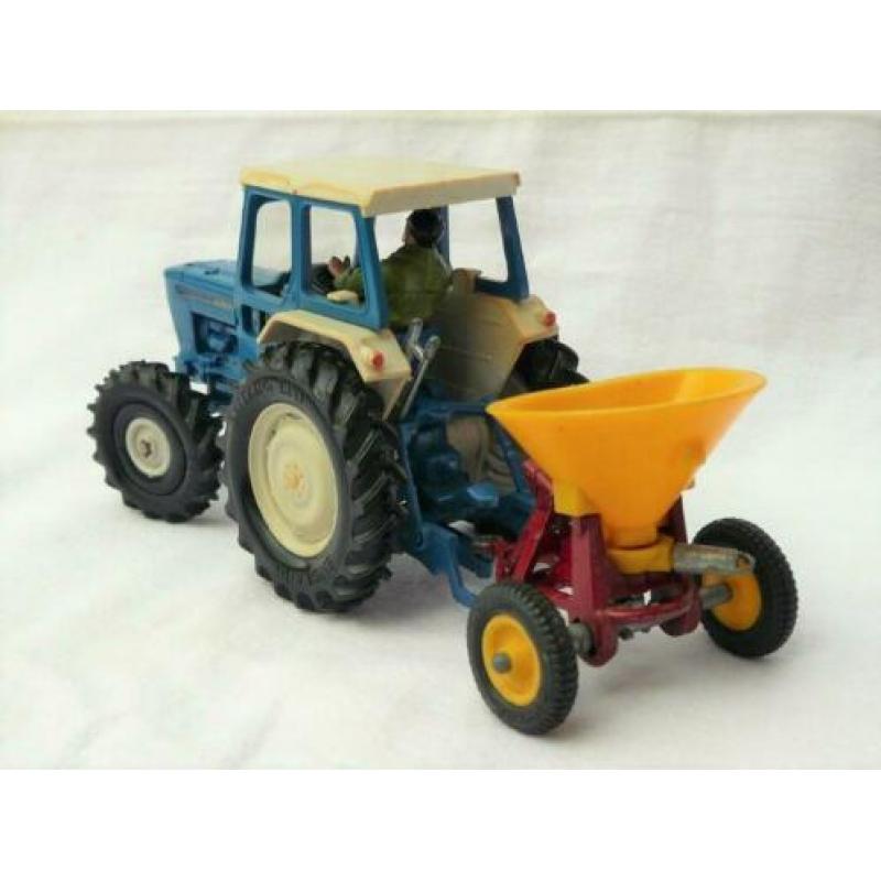 Britains GB Ford 6600 traktor met strooi aanhangertje 1/32.