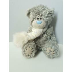 Me to you beertje met witte sjaal blauwe sterren cadeautip