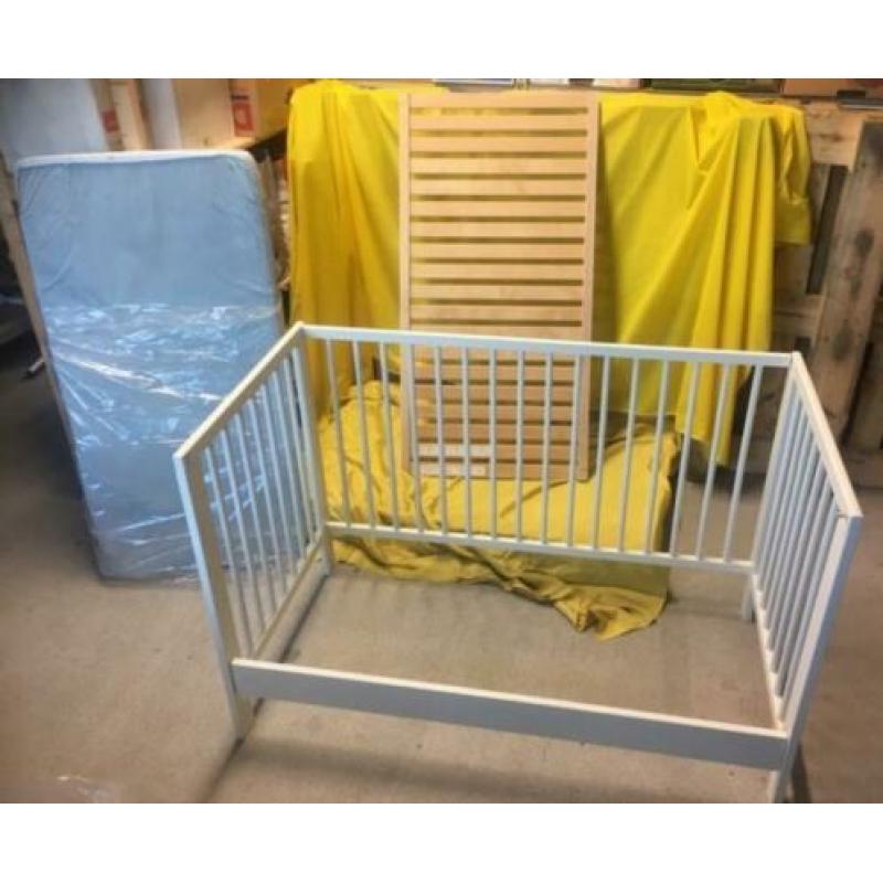 Houten bed / kinderledikant, met lattenbodem en matras. IKEA