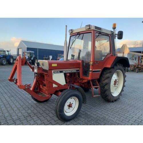 International 745 XL met fronthef&pto