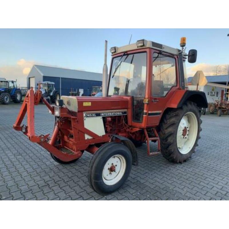 International 745 XL met fronthef&pto