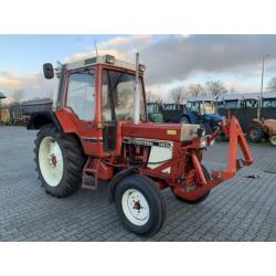 International 745 XL met fronthef&pto