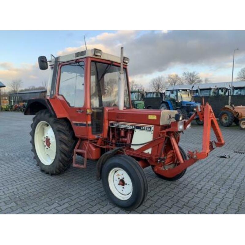 International 745 XL met fronthef&pto