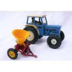 Britains GB Ford 6600 traktor met strooi aanhangertje 1/32.