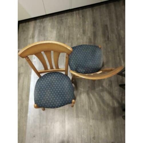 Gratis af te halen 4 stoelen.